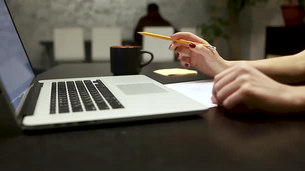 Vrouwelijke Hand Met Een Potlood Werken Met Een Laptop Typen — Stockvideo