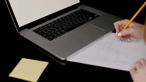 Mão Feminina Com Lápis Trabalhando Com Laptop Digitando — Vídeo de Stock