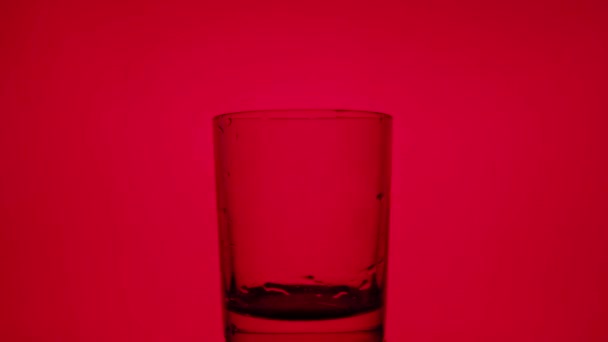 一杯水在美丽的背景上 — 图库视频影像