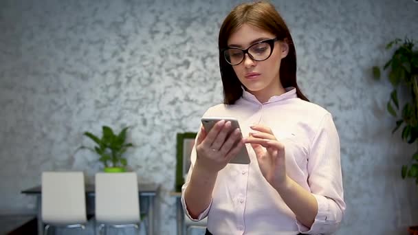 Menina Negócios Bonita Óculos Com Smartphone — Vídeo de Stock