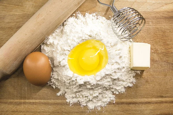 Malzemeler Ahşap mutfak masasında yemek.