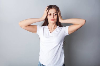 Beyaz t-shirt koyu arka plan, duygu üzerinde uzun ve güzel saçlı güzel kız. Mock-Up