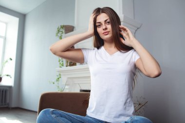 Beyaz t-shirt koyu arka plan, duygu üzerinde uzun ve güzel saçlı güzel kız. Mock-Up