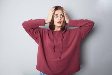 Uzun saçlı koyu arka plan üzerinde bordo hoodie güzel kız. Mock-Up