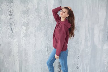 Uzun saçlı koyu arka plan üzerinde bordo hoodie güzel kız. Mock-Up