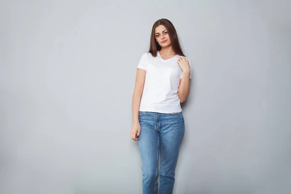 Beyaz t-shirt koyu arka plan, duygu üzerinde uzun ve güzel saçlı güzel kız. Mock-Up