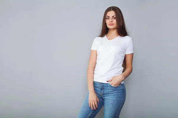 Beyaz t-shirt koyu arka plan, duygu üzerinde uzun ve güzel saçlı güzel kız. Mock-Up