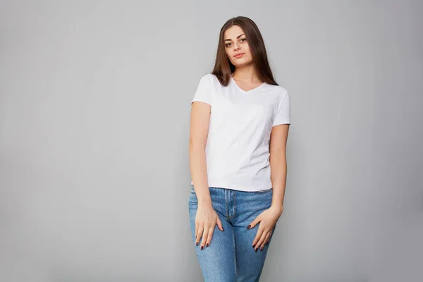 Beyaz t-shirt koyu arka plan, duygu üzerinde uzun ve güzel saçlı güzel kız. Mock-Up
