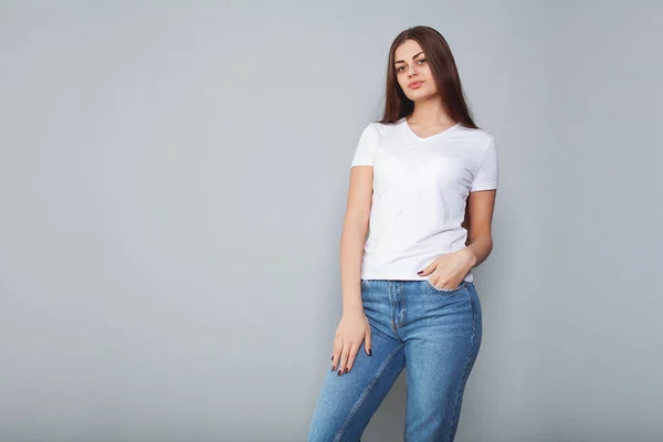 Beyaz t-shirt koyu arka plan, duygu üzerinde uzun ve güzel saçlı güzel kız. Mock-Up