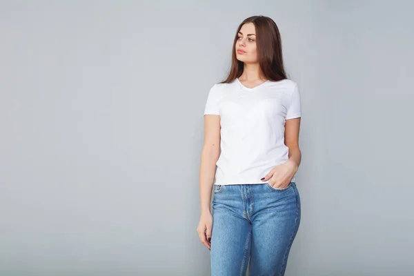 Beyaz t-shirt koyu arka plan, duygu üzerinde uzun ve güzel saçlı güzel kız. Mock-Up