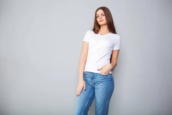 Beyaz t-shirt koyu arka plan, duygu üzerinde uzun ve güzel saçlı güzel kız. Mock-Up
