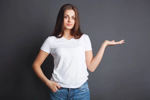 Beyaz t-shirt koyu arka plan, duygu üzerinde uzun ve güzel saçlı güzel kız. Mock-Up
