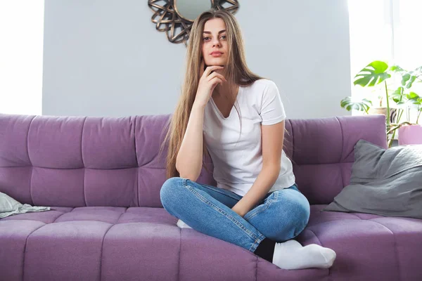 Beyaz t-shirt koyu arka plan, duygu üzerinde uzun ve güzel saçlı güzel kız. Mock-Up