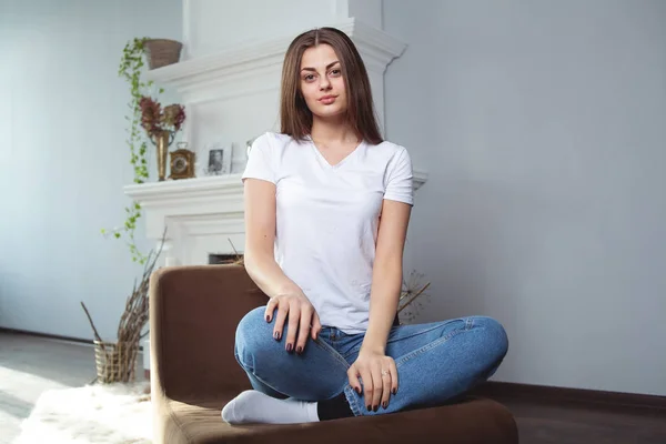 Beyaz t-shirt koyu arka plan, duygu üzerinde uzun ve güzel saçlı güzel kız. Mock-Up