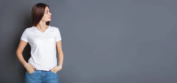 Beyaz Shirt Koyu Arka Plan Duygu Üzerinde Uzun Güzel Saçlı — Stok fotoğraf
