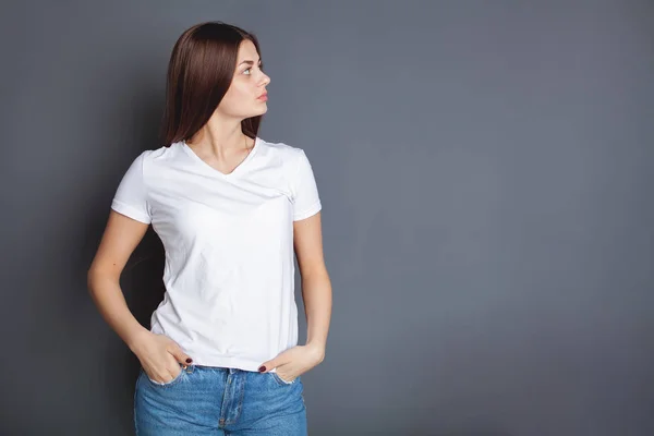 Beyaz t-shirt koyu arka plan, duygu üzerinde uzun ve güzel saçlı güzel kız. Mock-Up