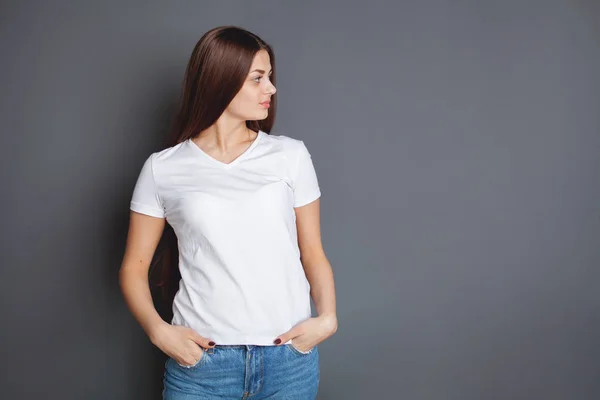 Beyaz Shirt Koyu Arka Plan Duygu Üzerinde Uzun Güzel Saçlı — Stok fotoğraf