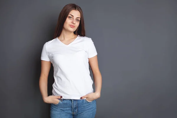 Beyaz t-shirt koyu arka plan, duygu üzerinde uzun ve güzel saçlı güzel kız. Mock-Up