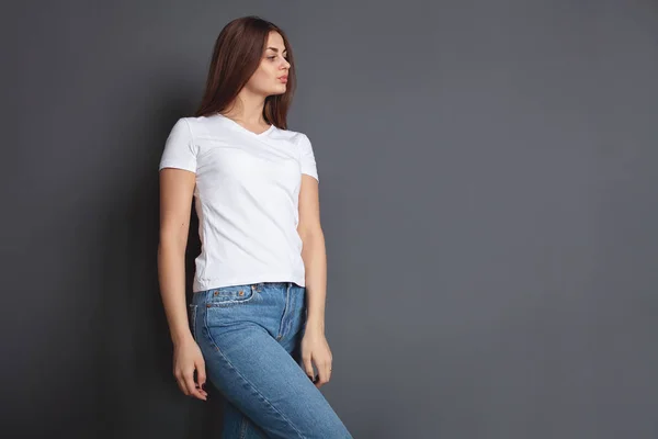 Beyaz t-shirt koyu arka plan, duygu üzerinde uzun ve güzel saçlı güzel kız. Mock-Up