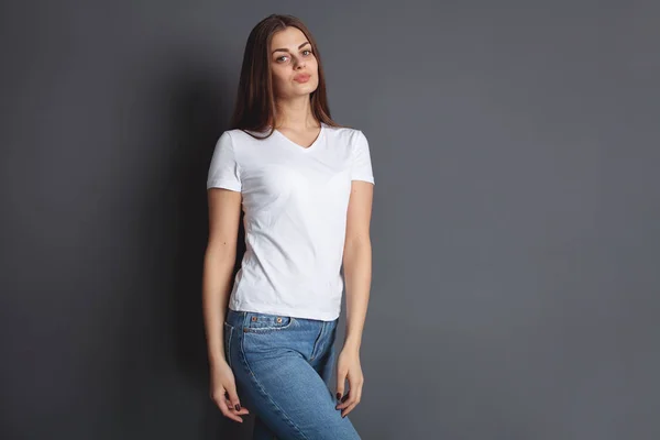 Beyaz t-shirt koyu arka plan, duygu üzerinde uzun ve güzel saçlı güzel kız. Mock-Up