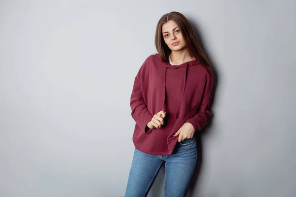Uzun saçlı koyu arka plan üzerinde bordo hoodie güzel kız. Mock-Up