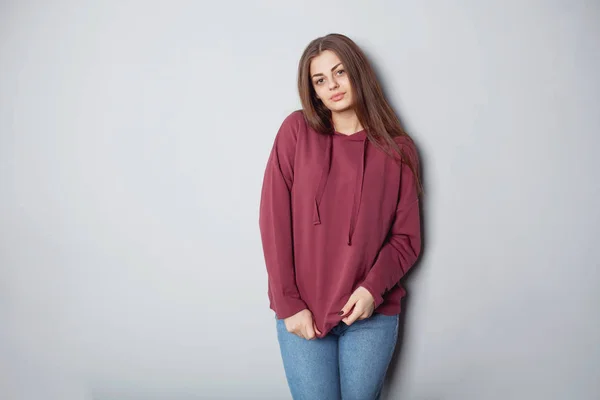 Uzun saçlı koyu arka plan üzerinde bordo hoodie güzel kız. Mock-Up