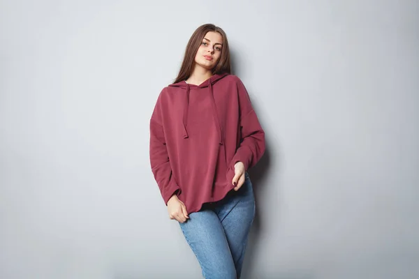 Uzun saçlı koyu arka plan üzerinde bordo hoodie güzel kız. Mock-Up
