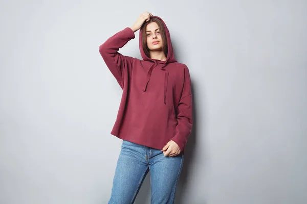 Uzun saçlı koyu arka plan üzerinde bordo hoodie güzel kız. Mock-Up