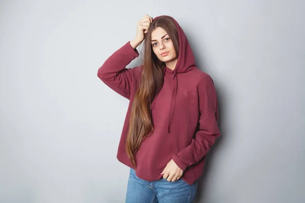 Uzun saçlı koyu arka plan üzerinde bordo hoodie güzel kız. Mock-Up