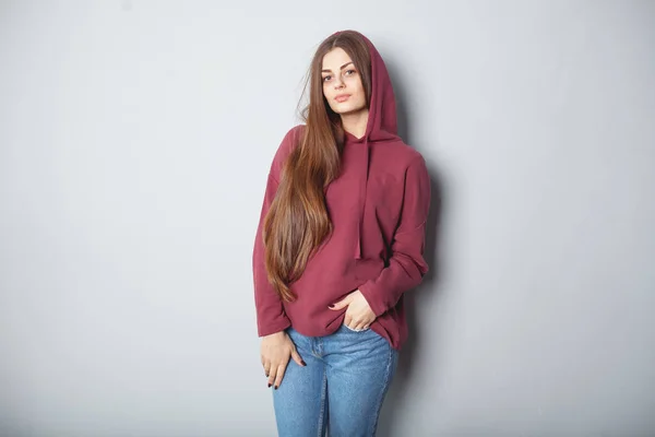 Uzun saçlı koyu arka plan üzerinde bordo hoodie güzel kız. Mock-Up