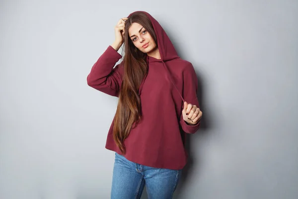 Uzun Saçlı Koyu Arka Plan Üzerinde Bordo Hoodie Güzel Kız — Stok fotoğraf