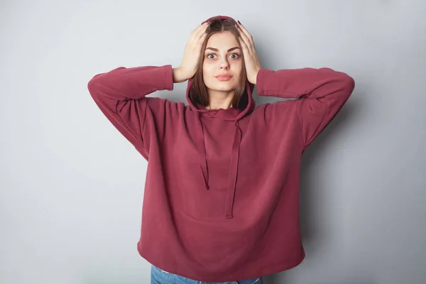 Uzun saçlı koyu arka plan üzerinde bordo hoodie güzel kız. Mock-Up