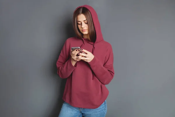 Uzun saçlı koyu arka plan üzerinde bordo hoodie güzel kız. Mock-Up