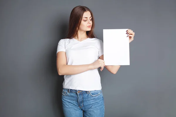 Beyaz t-shirt koyu arka plan, duygu üzerinde uzun ve güzel saçlı güzel kız. Mock-Up