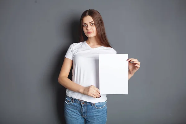 Beyaz t-shirt koyu arka plan, duygu üzerinde uzun ve güzel saçlı güzel kız. Mock-Up