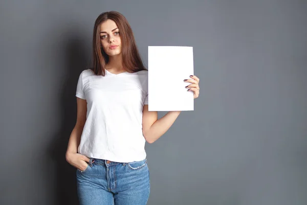 Beyaz t-shirt koyu arka plan, duygu üzerinde uzun ve güzel saçlı güzel kız. Mock-Up