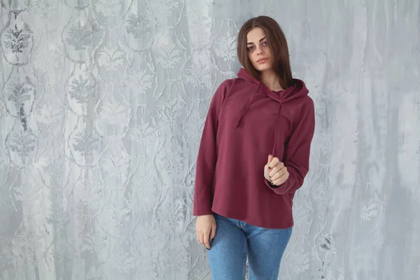 Uzun saçlı koyu arka plan üzerinde bordo hoodie güzel kız. Mock-Up