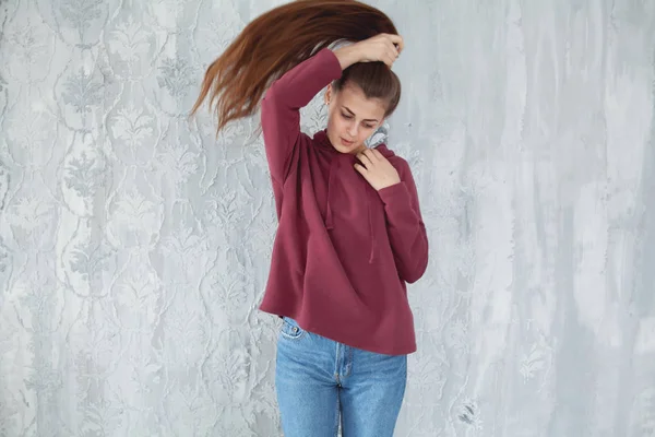Uzun Saçlı Koyu Arka Plan Üzerinde Bordo Hoodie Güzel Kız — Stok fotoğraf