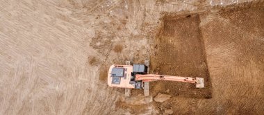 Sarı Traktörler ile şantiye. Drone görünümü