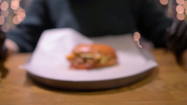 Mulher Loira Atraente Caucasiana Gosta Comer Hambúrguer Fresco Grande Ótimo — Vídeo de Stock