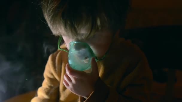 Little boy breathing through nebulizer — Stock Video