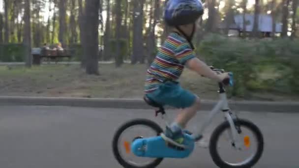 Ребенок на велосипеде носить шлем концепции безопасности — стоковое видео