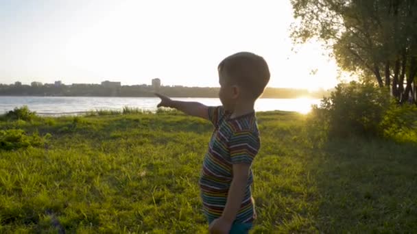 Bambino mostrando qualcosa in lontananza — Video Stock