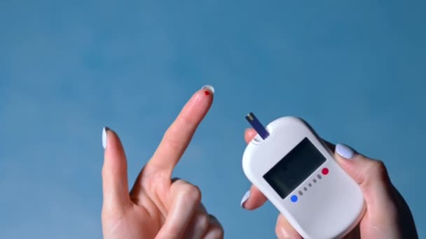 Self checking blood sugar level test with portable pocket glucometer — Stock Video