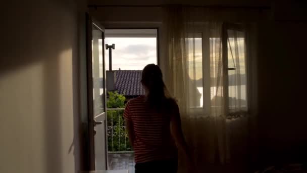 Volgende jonge mooie vrouw millennial naar ontzagwekkende zonsondergang zien — Stockvideo