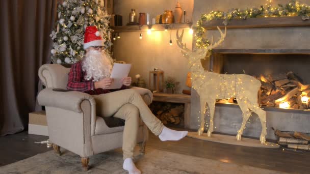 Young hipster santa reading letter — Stock Video