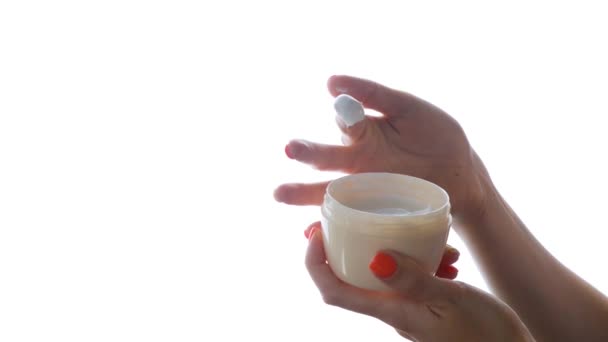Saca la crema del frasco y unta otra mano con crema. — Vídeo de stock