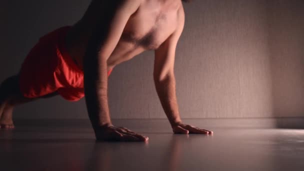 Νεαρός άνδρας κάνει push-ups — Αρχείο Βίντεο