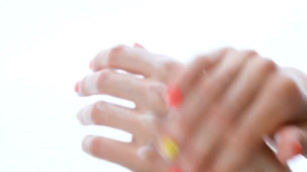 Joven hembra unta sus manos con crema — Vídeos de Stock