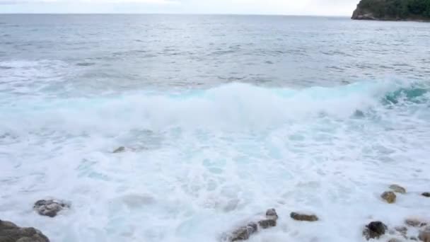 Vagues de mer bleues par temps nuageux 